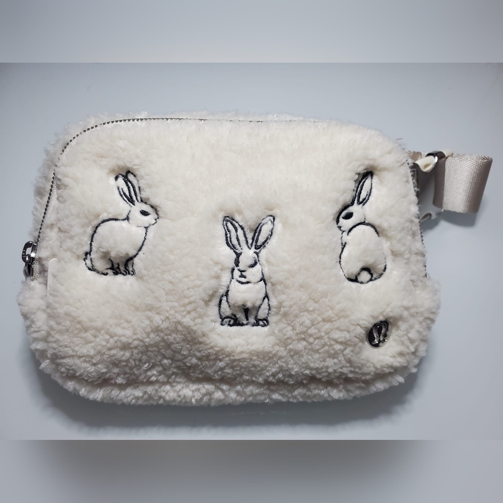 💰NEW YEARS SALE 💰 Lululemon Athletica Cream Fuzzy Pouch